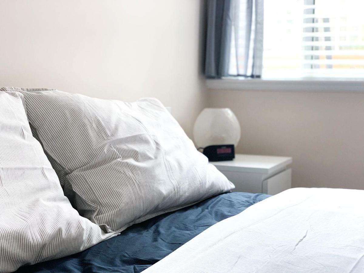 Perfect Location - Tidy & Comfy Suite 5 Mins To Skytrain & Restaurant & Banks, 2 Stops To Metrotown, 5 Stops To Downtown Vancouver Eksteriør billede