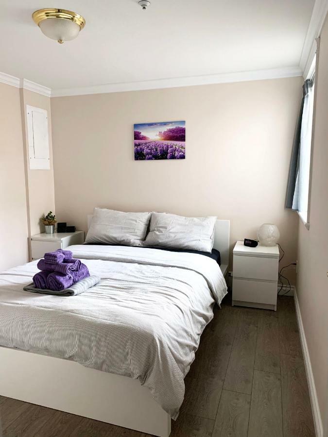 Perfect Location - Tidy & Comfy Suite 5 Mins To Skytrain & Restaurant & Banks, 2 Stops To Metrotown, 5 Stops To Downtown Vancouver Eksteriør billede